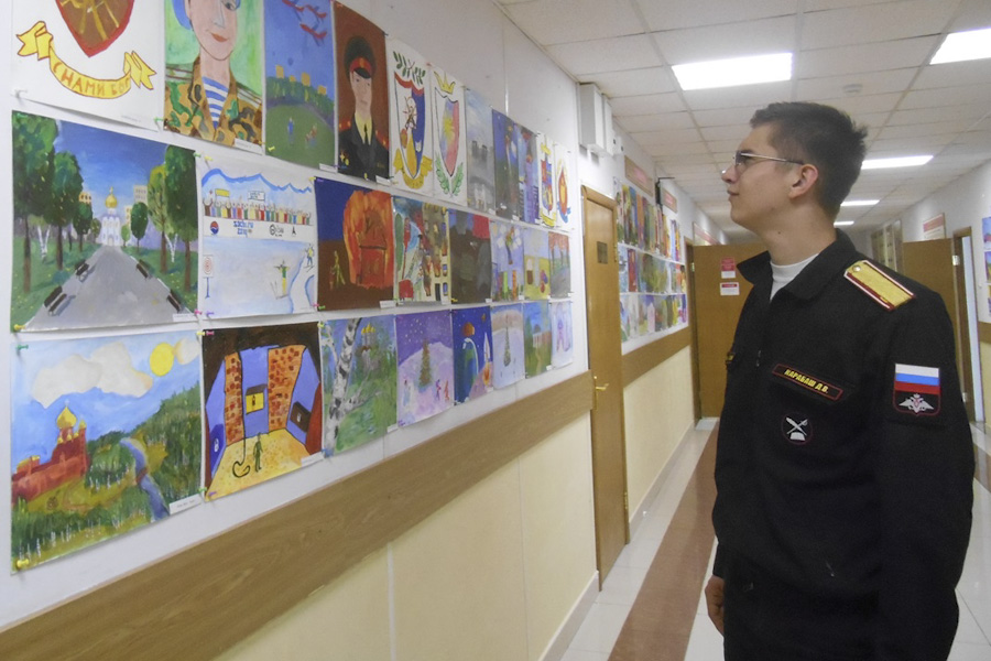 Выставка рисунков суворовцев-выпускников (6).JPG