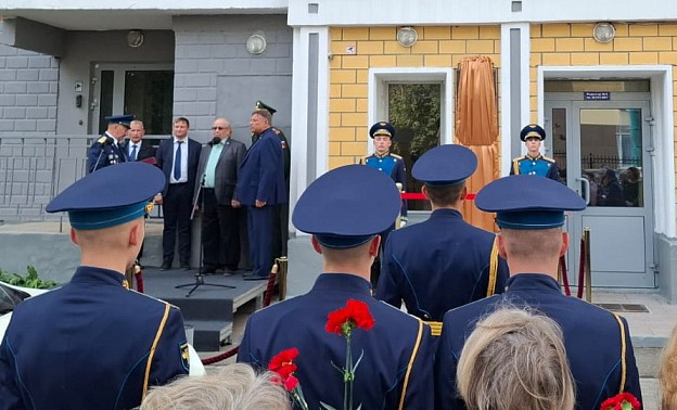 Мемориальная доска Московскому суворовцу Герою России Андрею Волоскову – 2.jpeg