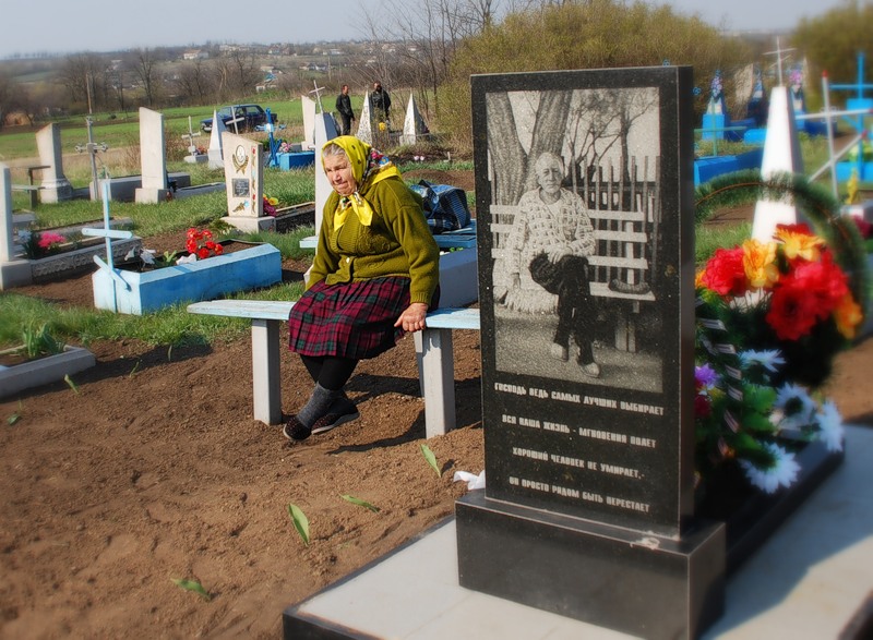 Радоница в ставропольском крае. Родительский день на кладбище. Кладбище днем. Радоница на кладбище. Молодежные кладбища.