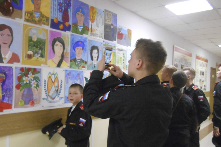 Выставка рисунков суворовцев-выпускников (4).JPG