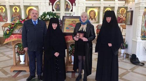 Икона Иоанна Воина с частицей его святых мощей передана в дар Храму РХБЗ.jpg