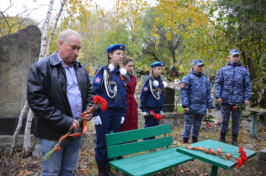 Ялтинцы почтили память Московского суворовца Героя России Дмитрия Гребёнкина - 2.JPG