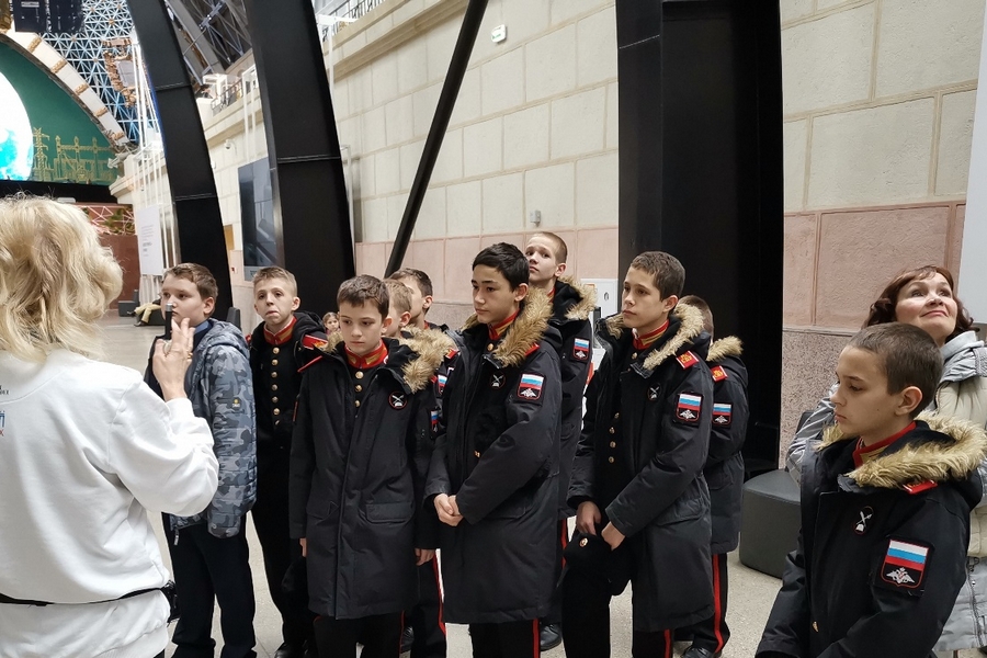 Московские суворовцы в космосе на ВДНХ.jpg