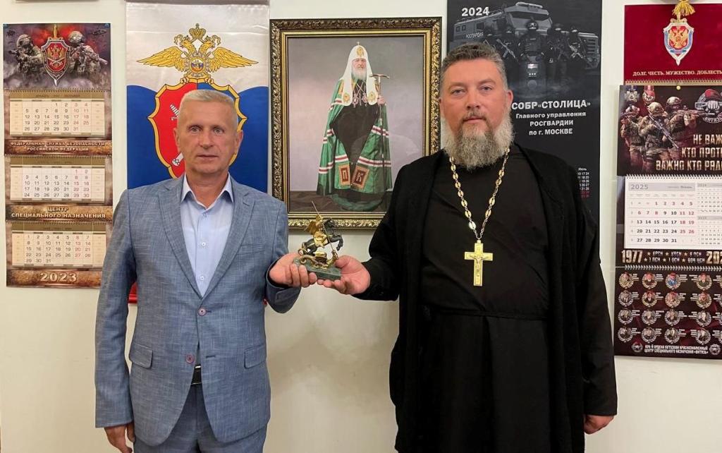 Московские суворовцы приняли участие в престольном празднике Храма преподобных Зосимы и Савватия - 1.jpg Московские суворовцы приняли участие в престольном празднике Храма преподобных Зосимы и Савватия - 1.jpg