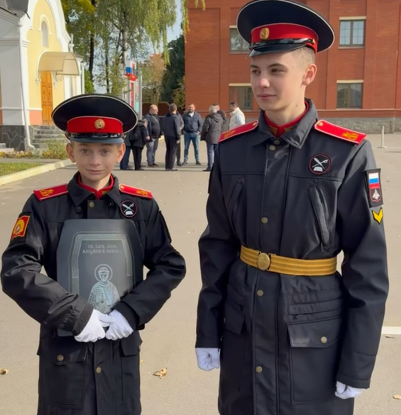 Московскому СВУ вручили икону Александра Невского, написанную на бронеплите участника СВО - 14.png