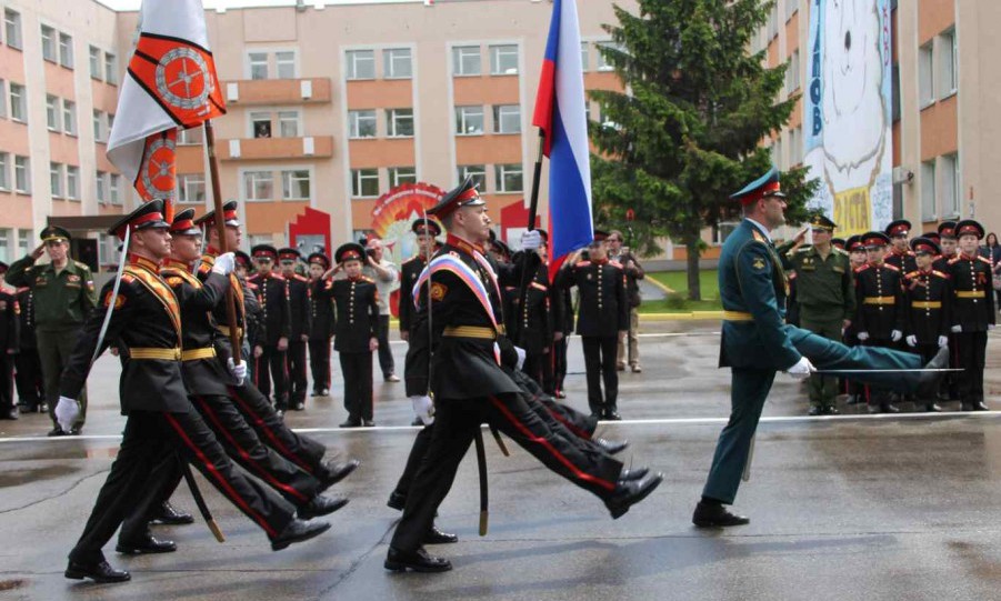 Они в погонах выходят из детства.jpg