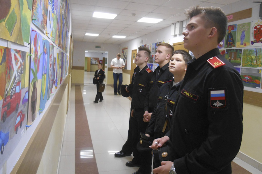 Выставка рисунков суворовцев-выпускников (5).JPG