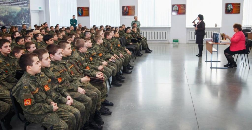 Суворовское училище получило книги военного историка Владлена Гурковского (1).jpg