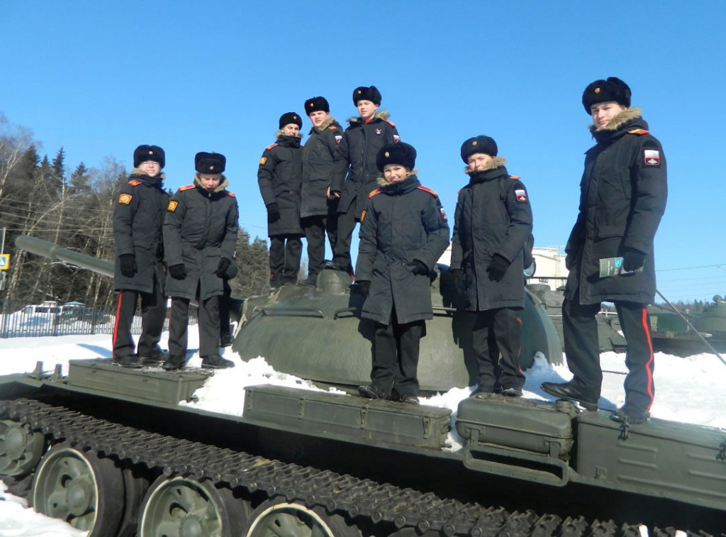 Московские суворовцы в музее Т-34.jpg