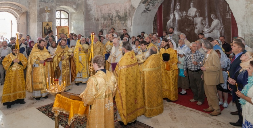 Суворовский Храм Передача мощей и Первая Литургия..jpg