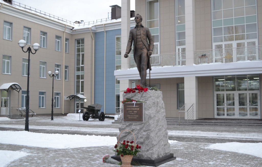 Памятник А.В.Суворову на Урале.jpg