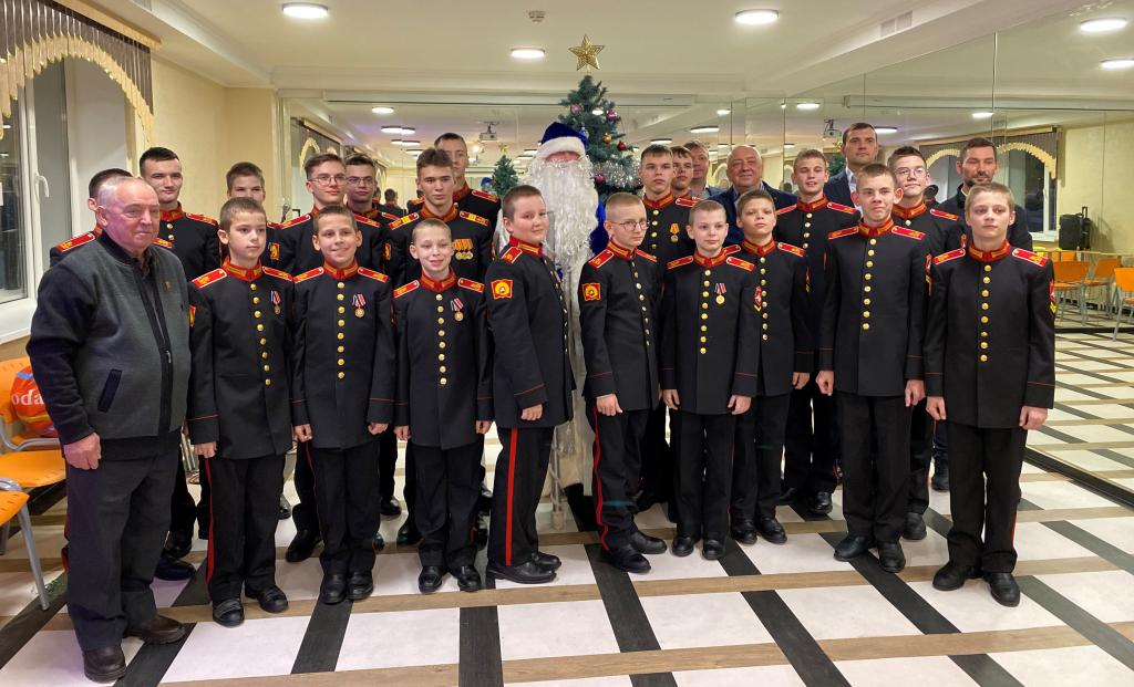 Опекаемым суворовцам и чьи отцы погибли при выполнении воинского долга - наша особая забота - 1.jpg