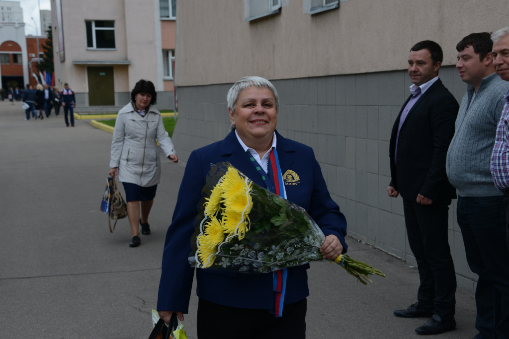 марш с цветами в день встречи выпускников МсСВУ.jpg