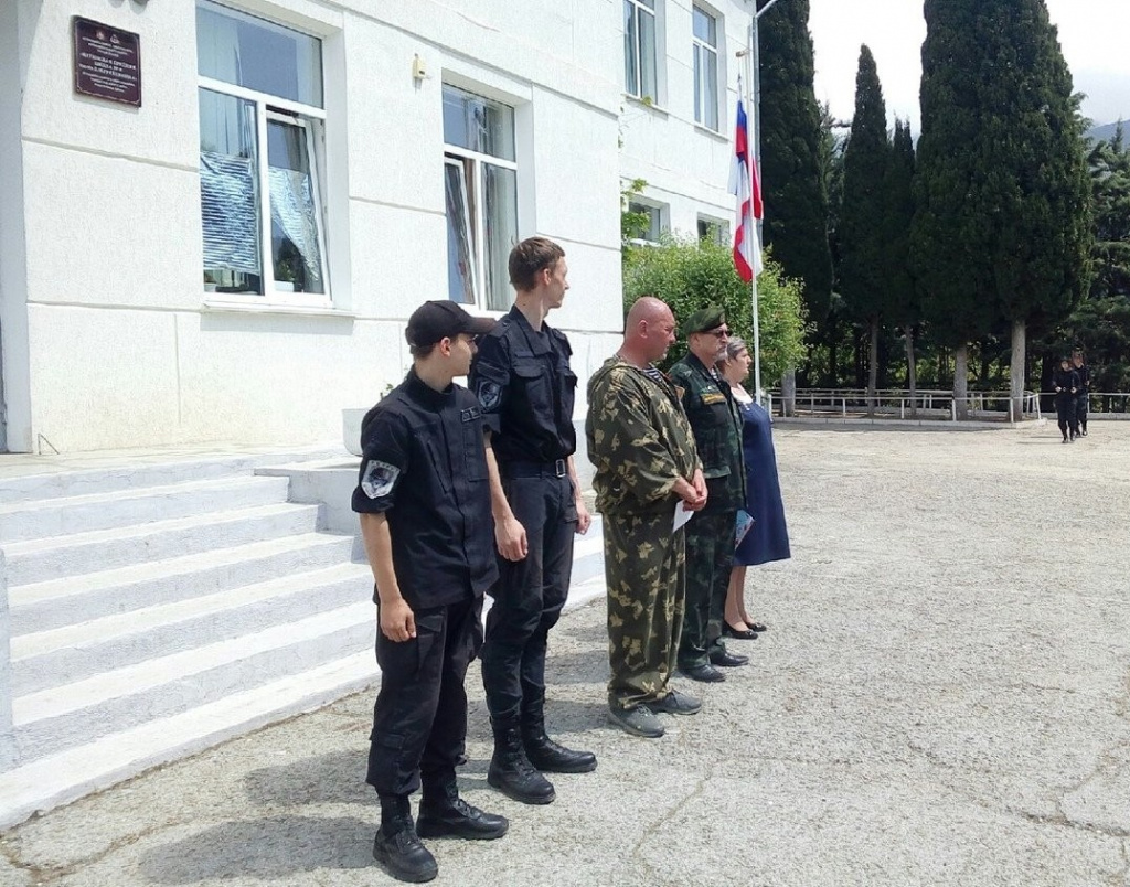 Школьники Ялты почтили память Московского суворовца Дмитрия Гребенкина..jpg