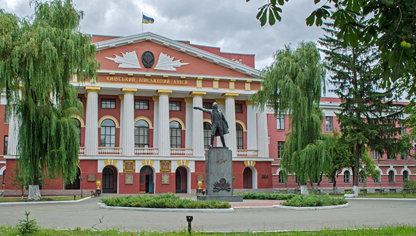 Памятник А.В.Суворову в Киевском СВУ.jpg