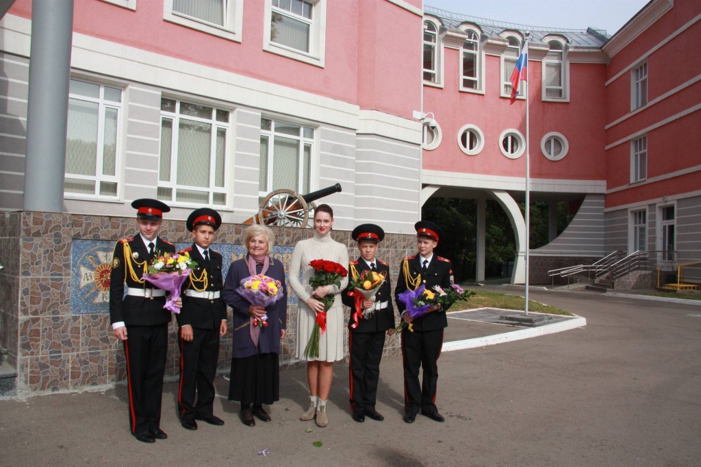 Кирсанова Галина Александровна и Елена Есенина с кадетами.jpg
