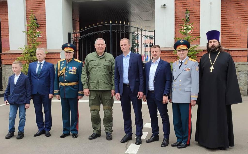 Последний звонок в Московском суворовском военном училище.jpg