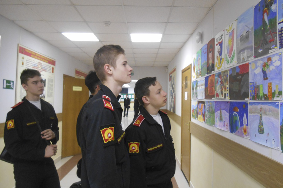 Выставка рисунков суворовцев-выпускников (3).JPG