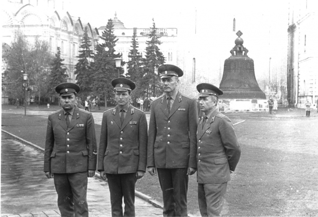 Командиры 3 роты МсСВУ1976 г в Кремле.jpg