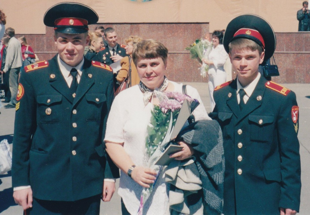 выпуск 2004 года Буткова Татьяна Павловна и выпускники Бутков Сергей и Красичков Евгений.jpg