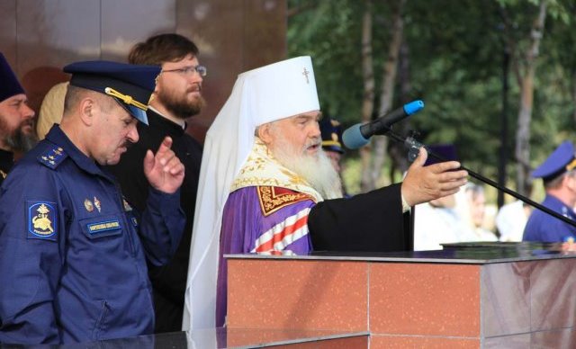 Уссурийское СВУ. Передача Ковчега с мощами святых воинов (7).jpg
