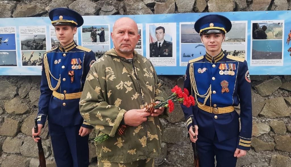 Ялтинцы почтили память Героя России Дмитрия Гребёнкина - 4.jpg