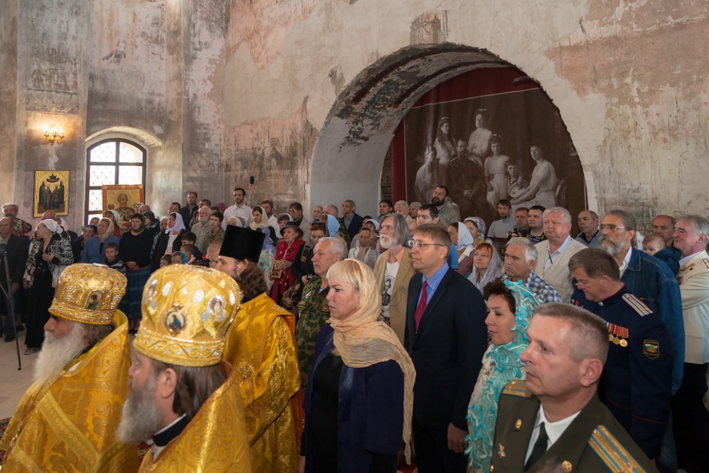 Суворовский Храм Передача мощей и Первая Литургия (4).jpg