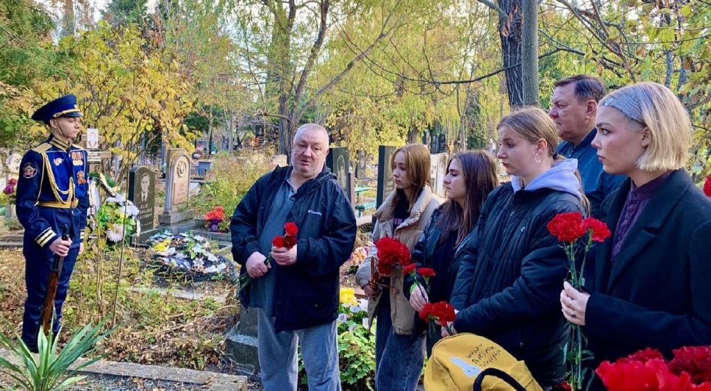 Ялтинцы почтили память Героя России Дмитрия Гребёнкина - 2.jpg
