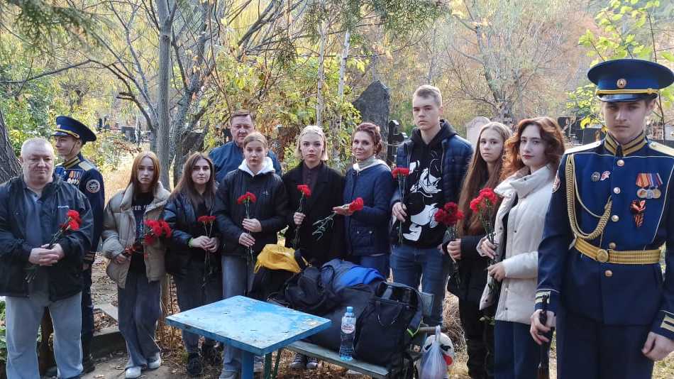 Ялтинцы почтили память Московского суворовца Дмитрия Гребёнкина.jpeg