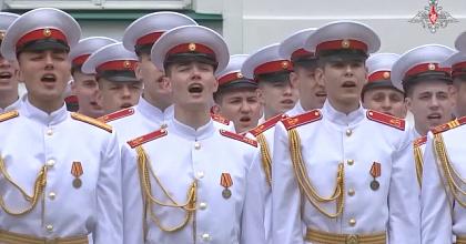 Выпуск Московских суворовцев и воспитанниц пансиона МО РФ на Соборной площади Кремля